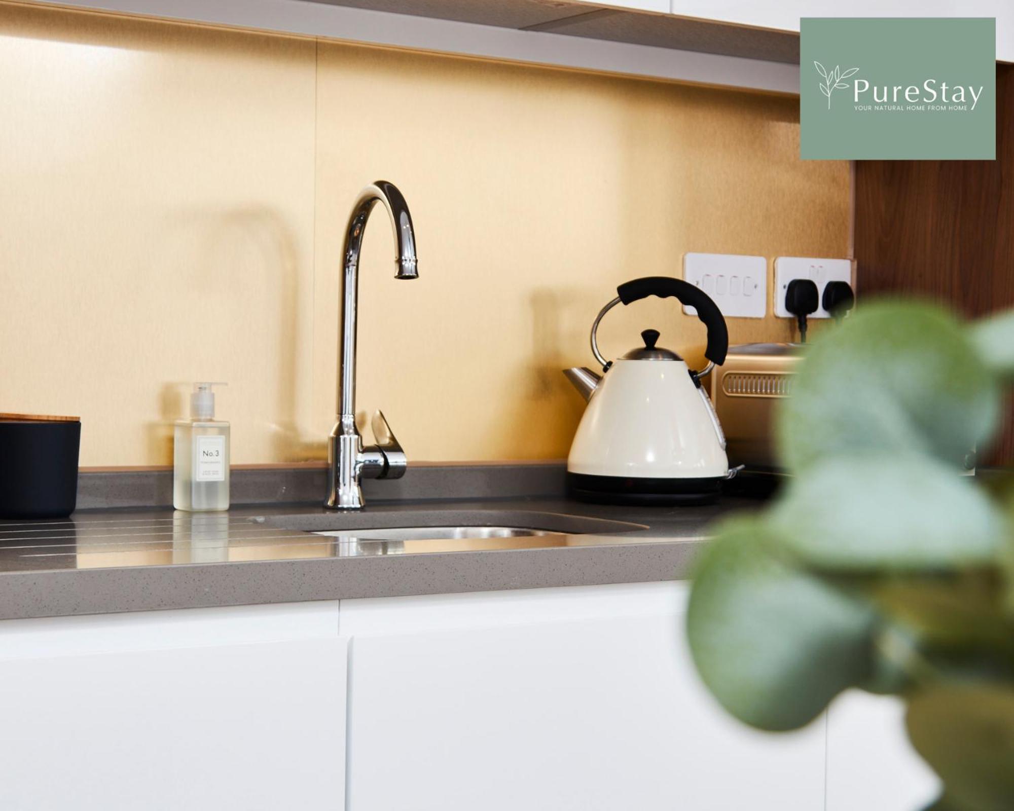 Stunning 5 Bed Manchester House With Parking By Purestay Short Lets & Serviced Accommodation المظهر الخارجي الصورة